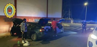 Cartaya: desmantelan un botellón con dos «coches discoteca» en un polígono industrial