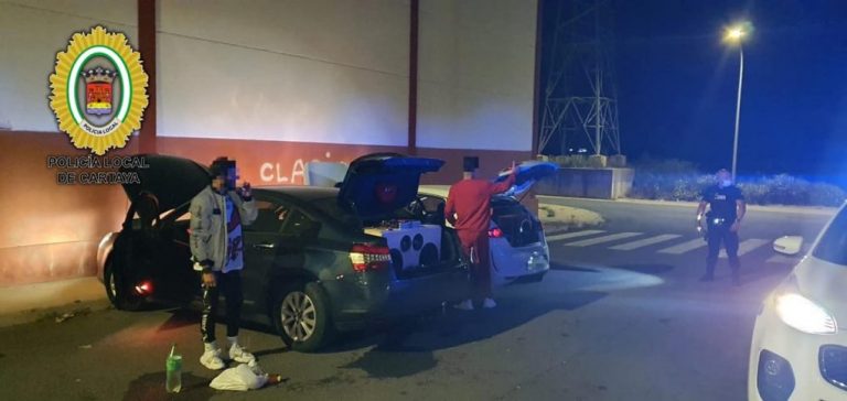 Cartaya: desmantelan un botellón con dos «coches discoteca» en un polígono industrial