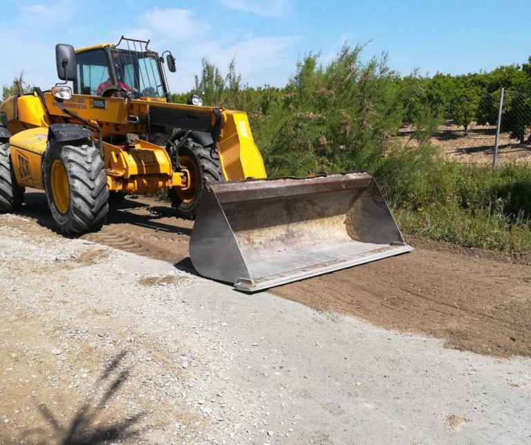 El Ayuntamiento de Punta Umbría acondiciona el camino de La Cañada en El Rincón