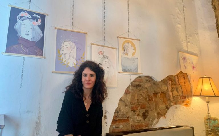 Le artista lepera Rocío Fernández ‘Sundaraart’ muestra ‘Re-volver’ en Santiamén