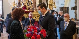 La presidenta de la Diputación de Huelva hace la tradicional ofrenda floral a la Hermandad de Los Judíos