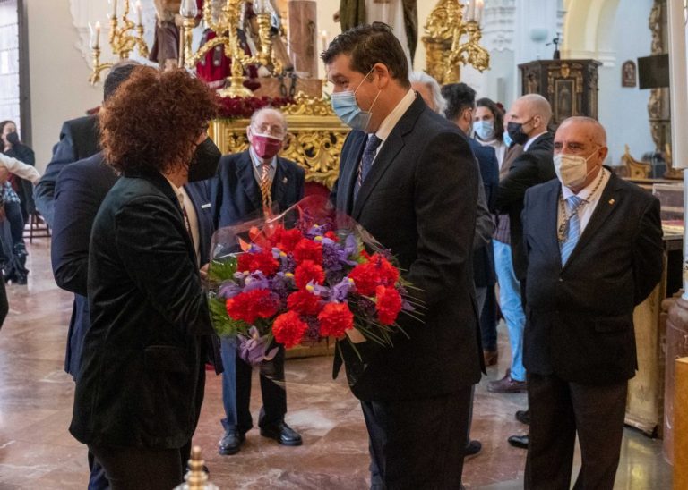 La presidenta de la Diputación de Huelva hace la tradicional ofrenda floral a la Hermandad de Los Judíos