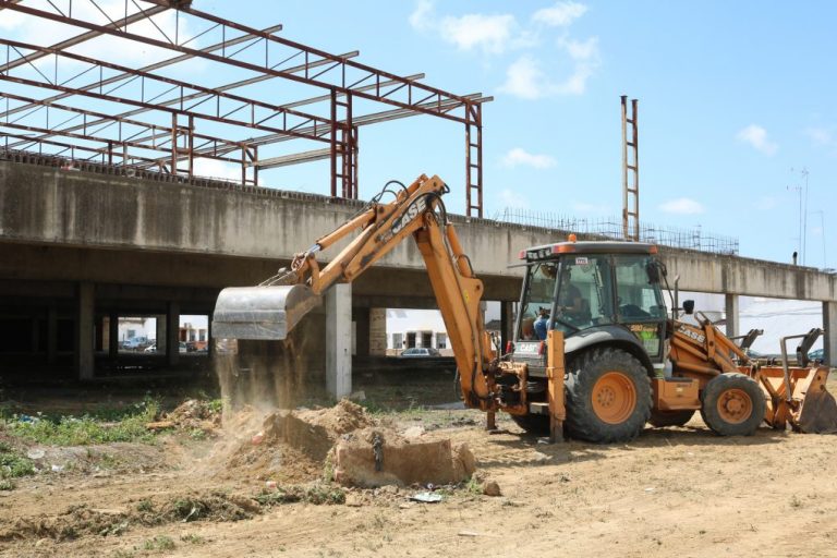 El Ayuntamiento de Cartaya inicia obras en el pabellón para garantizar la seguridad, ante el abandono del edificio