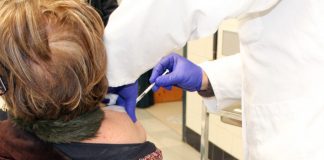 El Centro de Salud de Cartaya inocula diariamente 150 vacunas a varios grupos de edad
