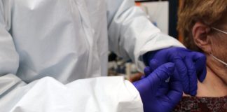 Denuncian falta de protección de los sanitarios en Huelva tras aumentar un 300% los contagios por covid