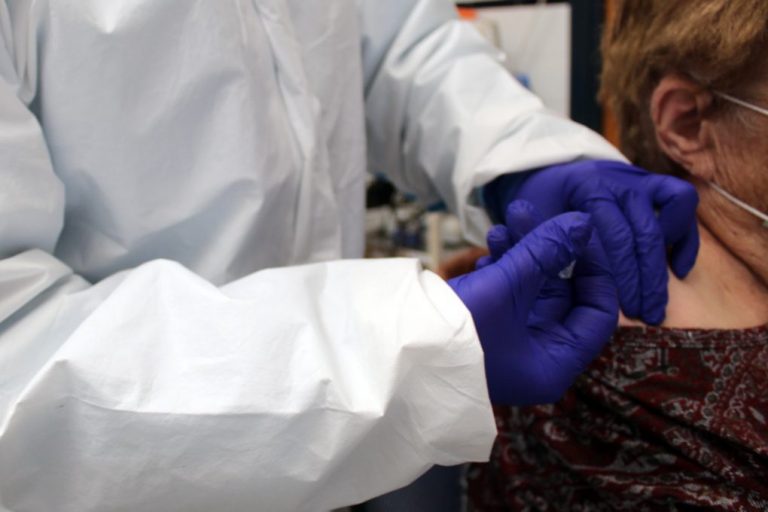 Denuncian falta de protección de los sanitarios en Huelva tras aumentar un 300% los contagios por covid