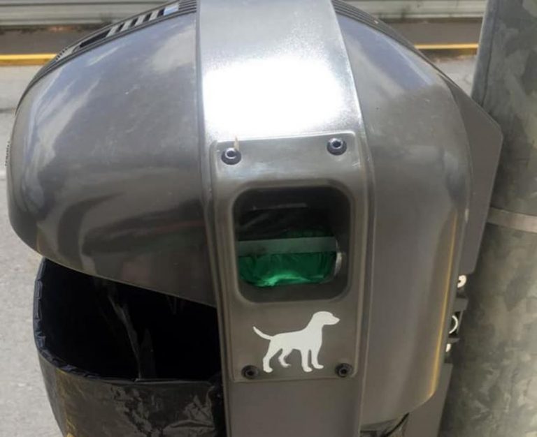 Ayamonte instala 100 papeleras con dispensador de bolsas para excrementos caninos