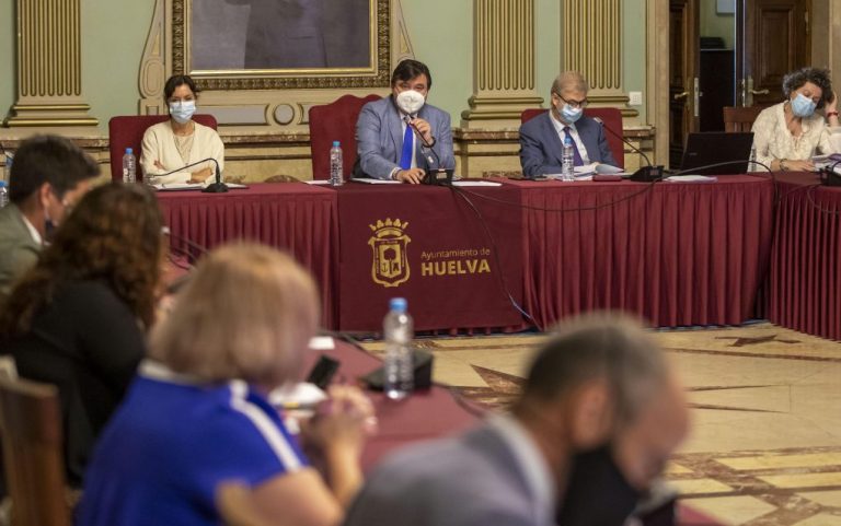 El Pleno del Ayuntamiento de Huelva amplía hasta final de año la supresión de la tasa de veladores