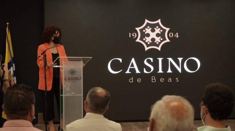 La presidenta de la Diputación asiste a la inauguración de la reforma del Casino de Beas