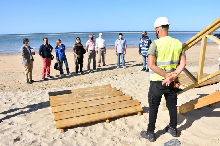 Alcaldesa vecinos de El Portil visitan las obras de los tres nuevos accesos a dicha playa