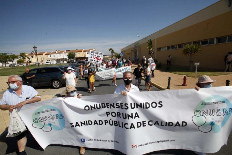 Unas 200 personas se manifiestan en Lepe por la sanidad pública y la apertura del Chare