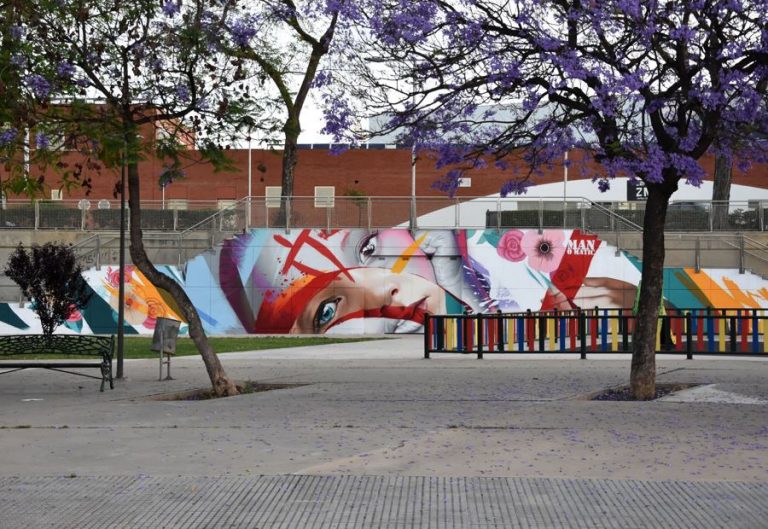 Manomatic realiza un espectacular grafiti reivindicativo en un parque moguereño