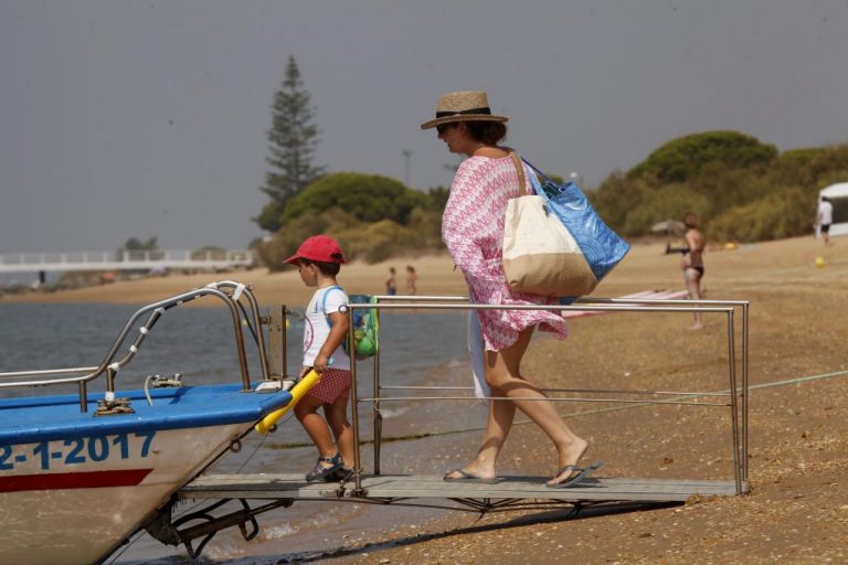 Cartaya regula por primera vez el uso y disfrute de sus playas con una ordenanza