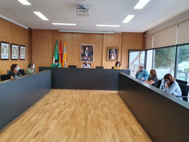 El Pleno de Isla Cristina muestra su apoyo al sector pesquero con dos declaraciones institucionales