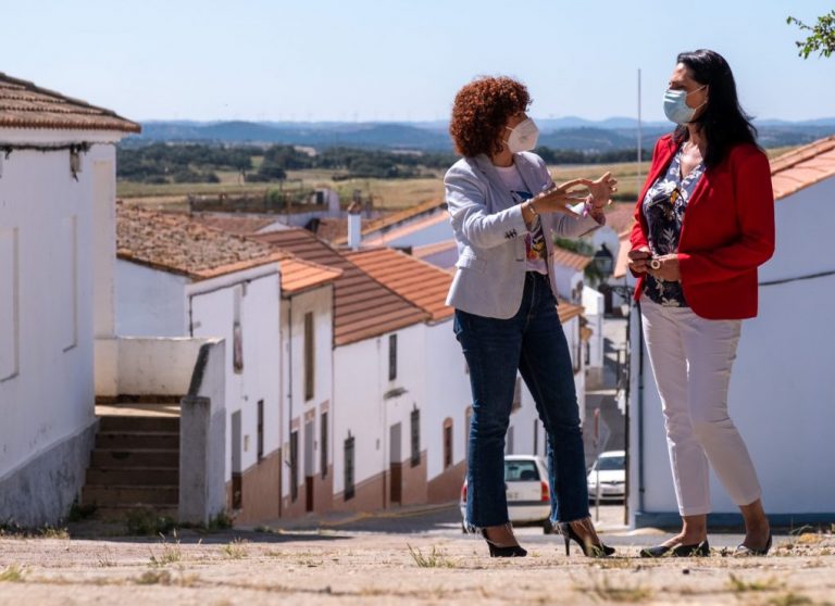 La realidad de Paymogo y Villanueva de las Cruces, en el ‘Pueblo a pueblo’ de María Eugenia Limón