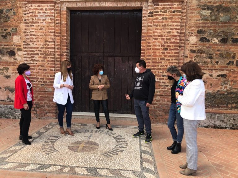 La presidenta de la Diputación de Huelva aborda con alcaldes de la Sierra el despoblamiento o la dinamización turística