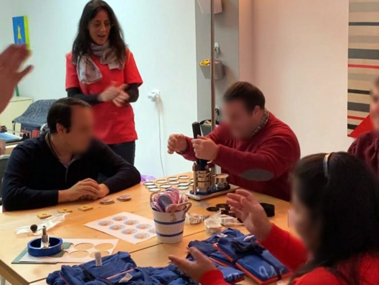 Aspandle Lepe recibe los 1.780 euros recaudados en el espectáculo solidario ‘Un sueño de Romería’