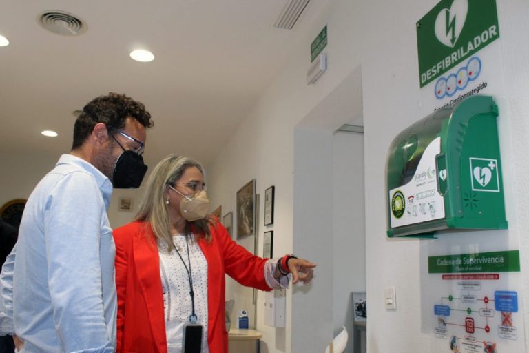 El Ayuntamiento de Cartaya ‘cardioprotege’ la oficina de Turismo de El Rompido