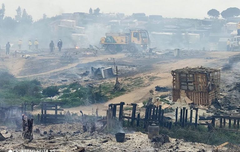 El Defensor, IU, sindicatos y Cáritas lamentan la muerte de dos personas en el incendio del asentamiento de Lucena