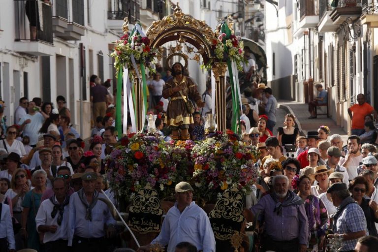 Cartaya pide responsabilidad y recuerda la suspensión de la romería en un bando municipal