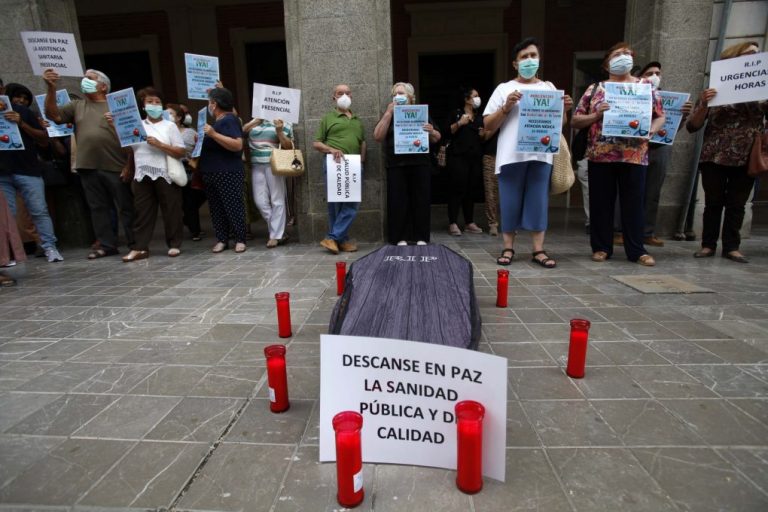 San Bartolomé entrega 3.000 firmas para reclamar la restitución de las Urgencias 24 horas