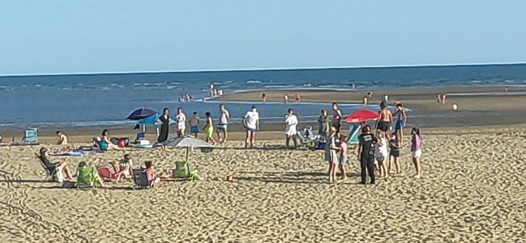 Localizan a un niño perdido durante más de una hora de sus padres en la playa de Isla Canela