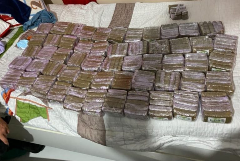 Incautan en Ayamonte 28 kilos de hachís en una casa donde la policía acudió por una «riña familiar»