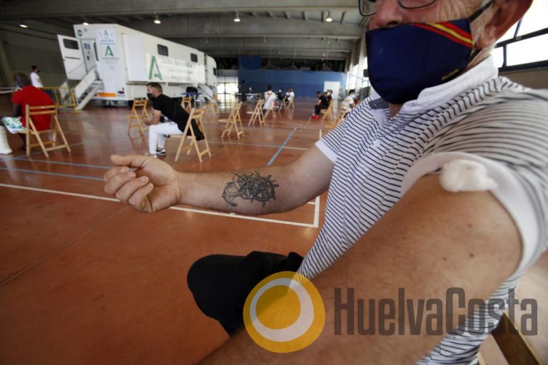 Más de un millar de profesionales onubenses de la pesca de bajura se inmunizan en Isla Cristina