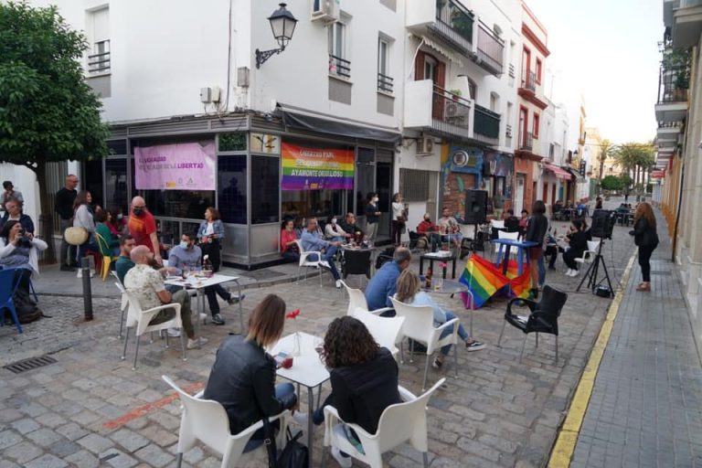 La plaza de Sor Ángela acoge en Ayamonte un nuevo acto de apoyo al movimiento LGTBI