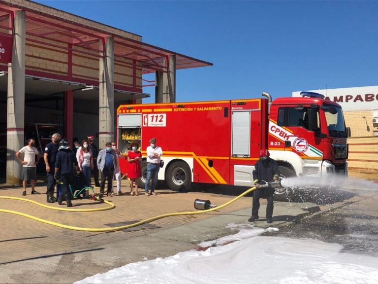 La presidenta de la Diputación conoce ‘in situ’ la realidad de los parques de bomberos de Huelva