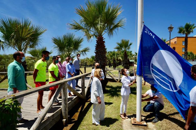 Las banderas azules ya ondean en las playas ayamontinas de Isla Canela y Punta del Moral