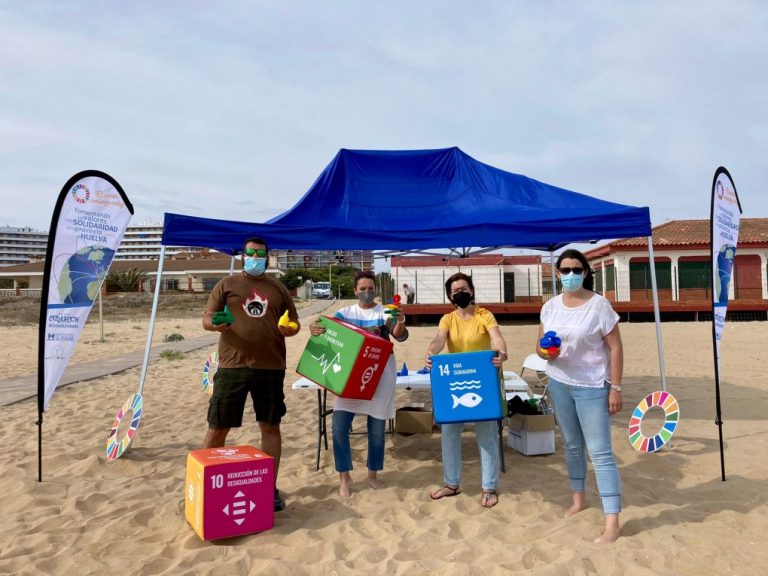 Reparten ceniceros de playa en Punta Umbría para luchar contra las colillas en la arena