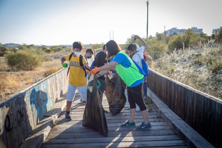 Menores del CLIA de Isla se suman al Día del Medio ambiente limpiando las playas del Cantil a la Gola