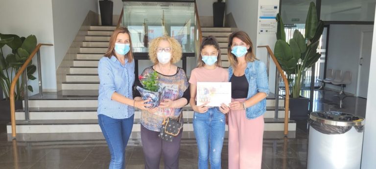 Isla Cristina reconoce a dos isleñas su participación en el I Concurso de Fachadas de Cruces de Mayo