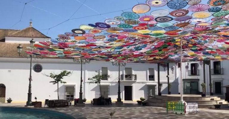 ¿Quieres conocer a algunas de las mujeres que han elaborado los vistosos aros de croché con los que Cartaya entolda su Plaza Redonda?… No te pierdas este vídeo