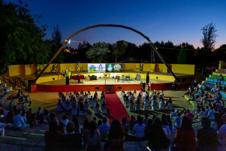 Isla Cristina homenajea a la comunidad educativa en el curso más complicado por la pandemia