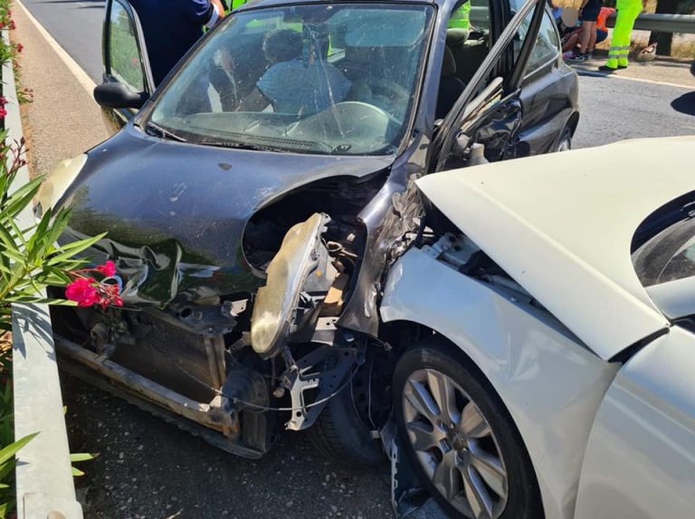 Tres heridos tras una colisión entre dos turismos en Almonte