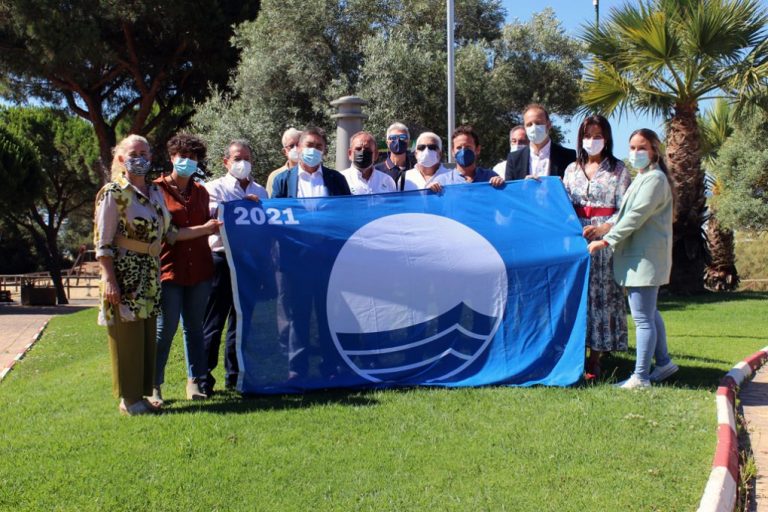 La ADN Nuevo Portil iza su bandera azul de este año