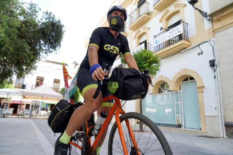 Llega a Ayamonte tras pedalear 1.500 kilómetros para recoger 600 kilos de alimentos solidarios