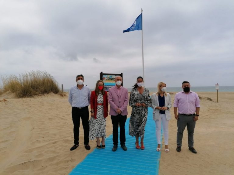 Destacan la calidad de las playas de Huelva en  el izado de la bandera azul de Santa Pura, en Lepe