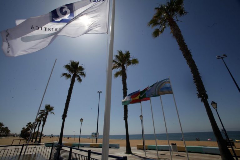 La bandera ‘Q de Calidad’ vuelva a ondear un verano más en la playa de La Antilla