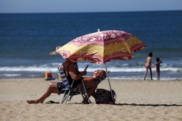 Detenido por desvalijar sombrillas en la playa de Punta Umbría