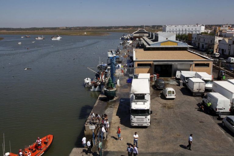 Luto en Isla Cristina por la muerte de un marinero mientras faenaba