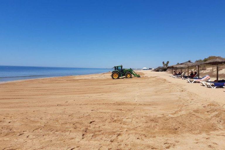 Concluyen las labores de perfilado en la playa de Islantilla