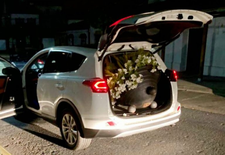Escapan en Corrales tras robar un coche y cargar en él los maceteros del entorno de la iglesia