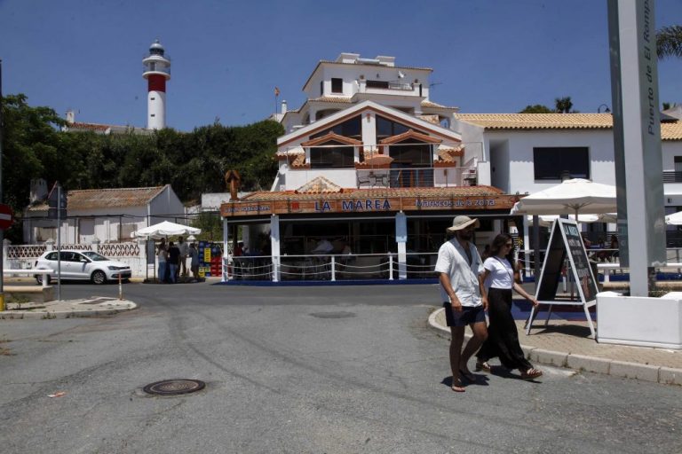 El Ayuntamiento de Cartaya activa este fin de semana las pilonas de El Rompido como prueba piloto