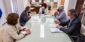 La presidenta de la Diputación se reúne con Freshuelva para estrechar su actual colaboración