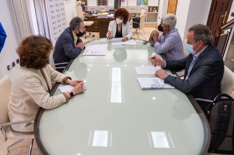 La presidenta de la Diputación se reúne con  Freshuelva para estrechar su actual colaboración