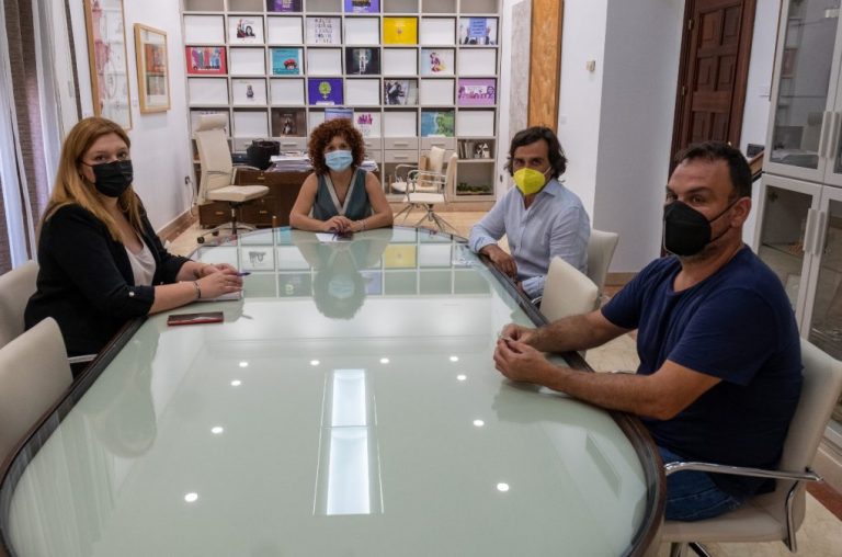 La presidenta de la Diputación se reúne con la Asociación Valverdeña de la Enfermedad de Andrade
