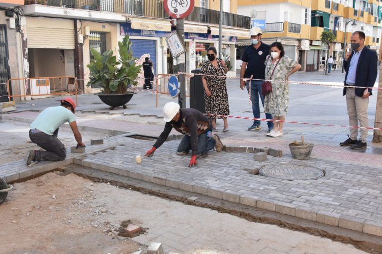La eliminación de barreras arquitectónicas en la calle Ancha de Punta concluirá antes de julio